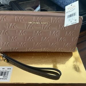 Michael Kors Beige Zip-Around Wristlet Wallet NEW WITH TAGS, CLASSIC